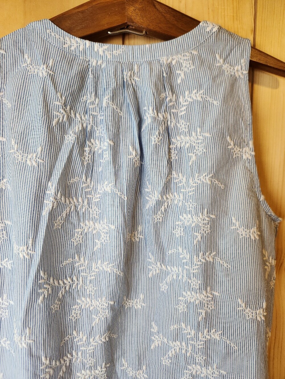 Crown & Ivy Blue/White Icon Textured 1/4 Button Sleeveless Peasant Blouse NWT - Picture 5 of 13